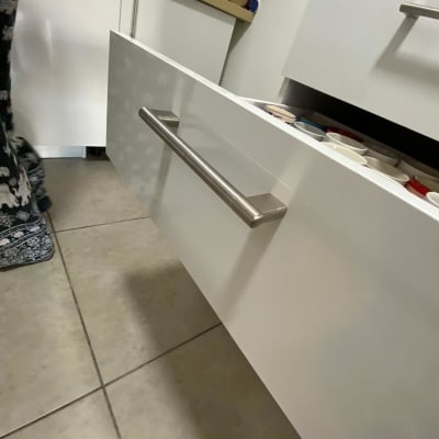 מגירה פתוחה עם כוסות במטבח מודרני