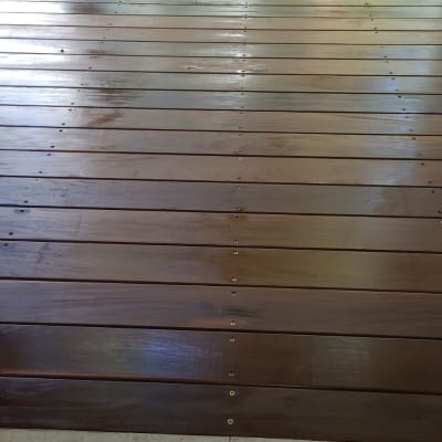 רצפת עץ עם ברגים חשופים בגינה