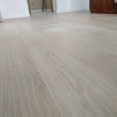 רצפת פרקט עץ בהירה בחדר פנימי