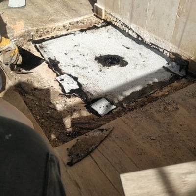 תהליך איטום רצפה עם יריעות ביטומניות וחומרי איטום