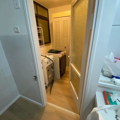 רצפת פרקט עץ בהירה בחדר קטן