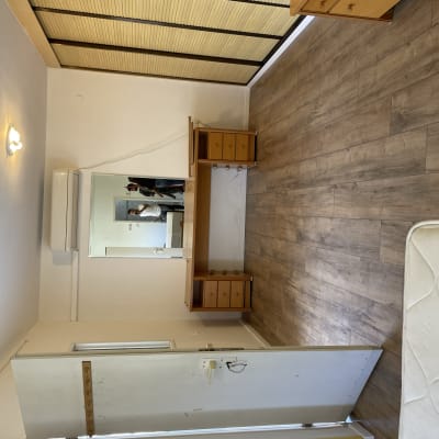 רצפת פרקט עץ חום בחדר ריק עם רהיטים