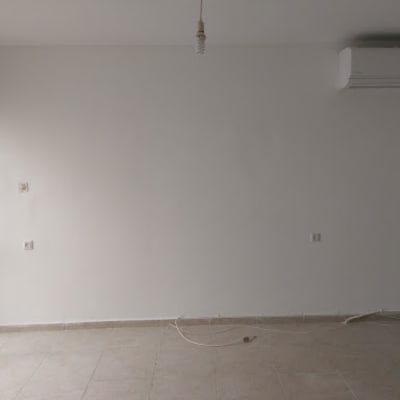 קיר לבן עם שקעי חשמל ותאורה