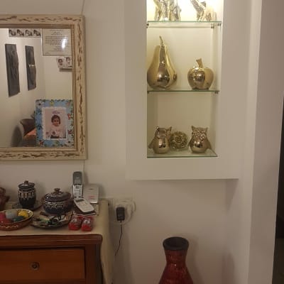 מדף גבס עם פסלונים מוזהבים של פירות וינשופים