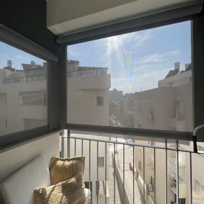 מרפסת עם סוככים שקופים המגנים מפני השמש