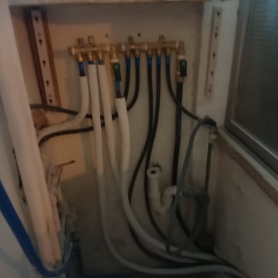 צינורות מים מחוברים לברזים במערכת אינסטלציה