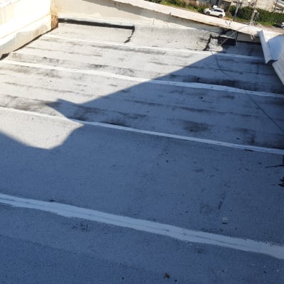 גג אטום עם שכבת איטום לבנה ואפורה