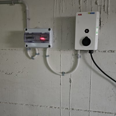 תיבת חשמל עם חיווט ומתגים על קיר בטון