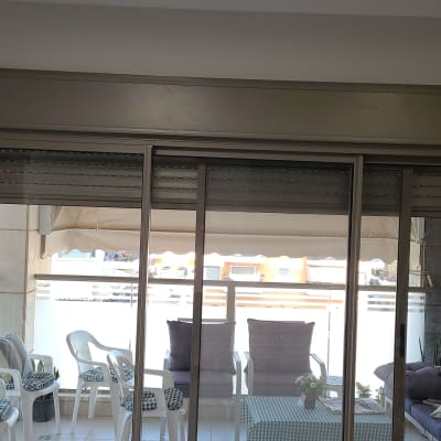 סולם ליד חלון זכוכית גדול עם תריסים