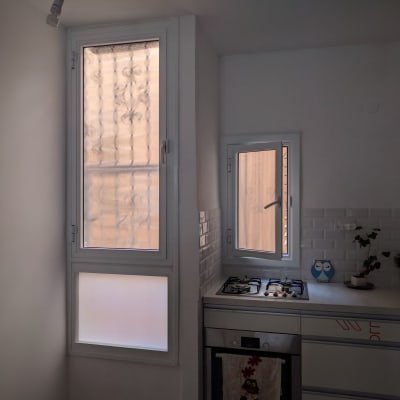 חלונות אלומיניום במטבח עם זכוכית חלבית