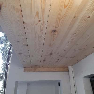 תקרת עץ עם קרש תומך על קיר גבס