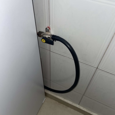 צינור גז מחובר לשסתום על קיר אריחים