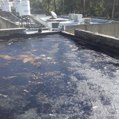 גג אטום בזפת שחורה עם מערכות מיזוג אוויר