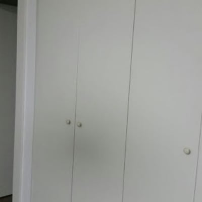 ארון בגדים לבן עם דלתות סגורות