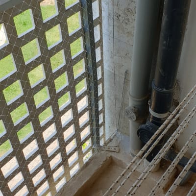 רשת למניעת כניסת יונים על מרפסת עם צינורות