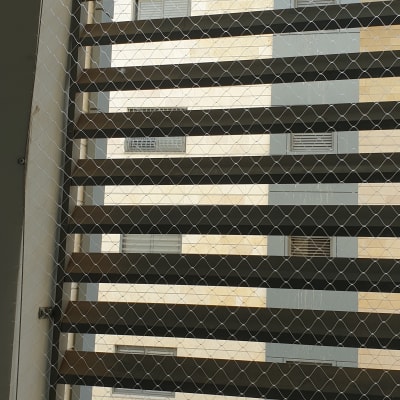 רשת מתכת מותקנת על חלון למניעת כניסת יונים