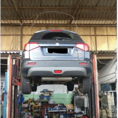 רכב מורם על ליפט במוסך לתיקון