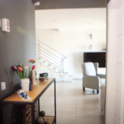 שולחן עץ עם אגרטל פרחים ופריטי נוי