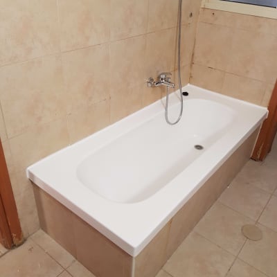 אמבטיה עם חיפוי קרמיקה וברז מקלחת