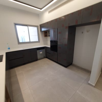 מטבח עם בקבוק חומר ניקוי על השיש