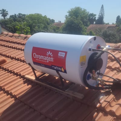 דוד שמש כרומגן על גג רעפים אדום