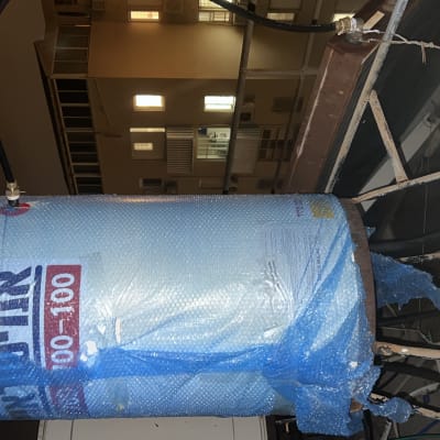 דוד שמש עטוף בניילון כחול על גג