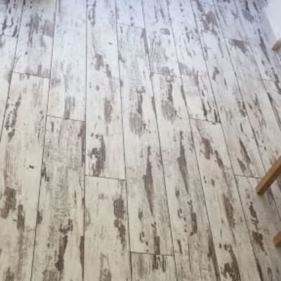 רצפת פרקט עץ בהירה עם דוגמת שחיקה