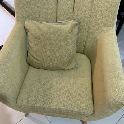 כורסה צהובה עם כרית תואמת