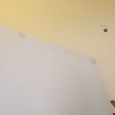 קיר צבוע חלקית בצבע לבן וצהוב