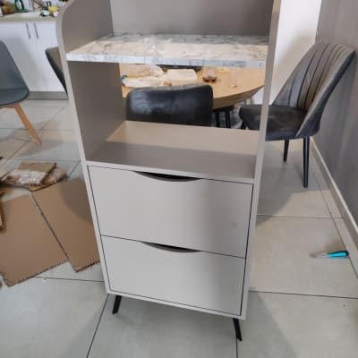 ארון עם מדף שיש וכלי עבודה על הרצפה