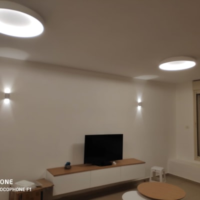 תאורה חדשה מותקנת על תקרה וקירות בחדר