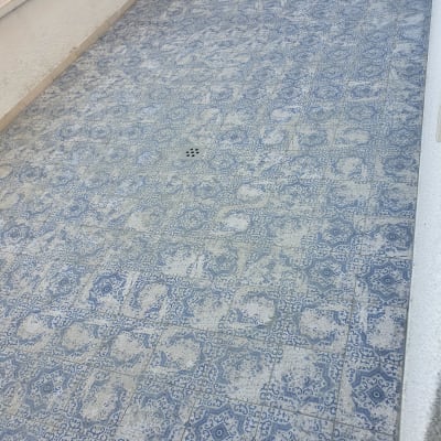 ריצוף קרמיקה כחול עם תבנית דקורטיבית