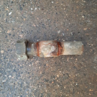 חיבור צינור מתכת חלוד על רקע בטון