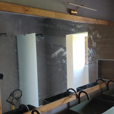 מראה גדולה עם מסגרת עץ ותאורה עליונה