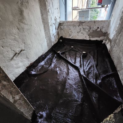 משטח אטום בזפת עם צינורות ניקוז