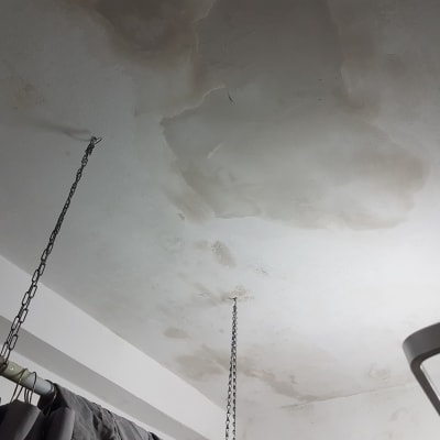 כתמי רטיבות על תקרת בטון לבנה