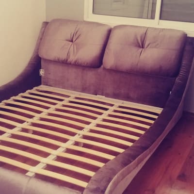 מיטה מרופדת עם מסגרת עץ ללא מזרן