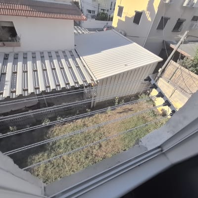 גג מתכת עם קורות עץ ומבנה חיצוני