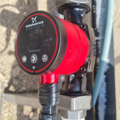 משאבת מים אדומה עם צינורות מחוברים