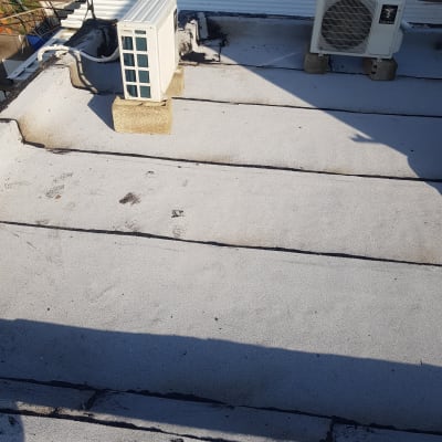 גג אטום עם יריעות ביטומניות ומזגנים