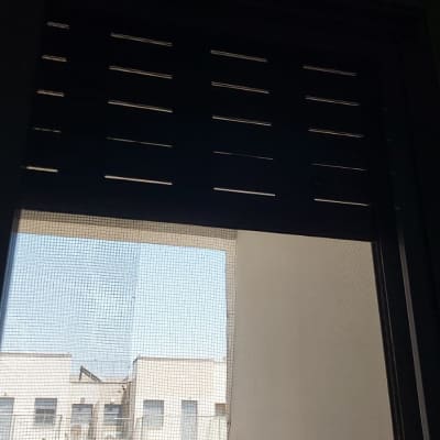 תריסים מוגפים עם חריצים לאור