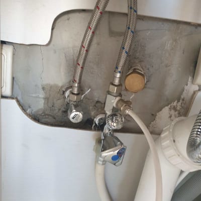 צינורות מים וברזים מתחת לכיור