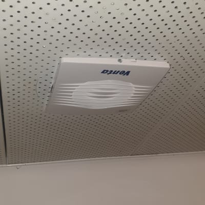 מאוורר תקרה מותקן על תקרה מחוררת