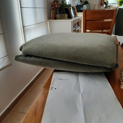 שתי כריות מרופדות מונחות על שולחן עץ