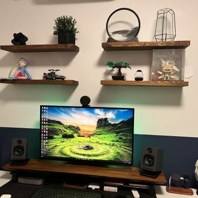 שולחן עבודה עם מדפים, מסך מחשב ורמקולים