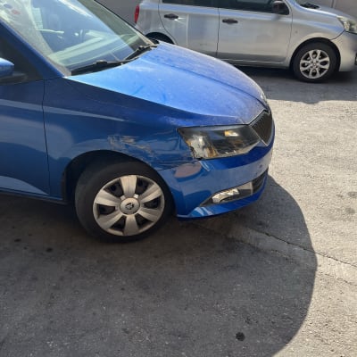 נזק לפגוש הקדמי של רכב כחול