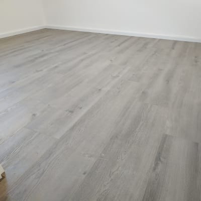 רצפת פרקט עץ בגוון אפור בחדר ריק