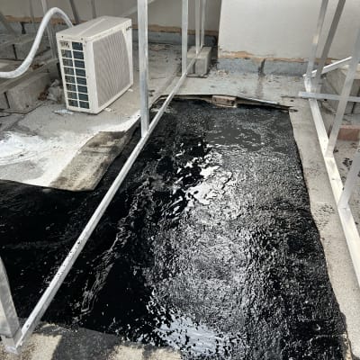 אזור אטום בזפת שחורה על גג בטון