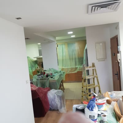 סולם, פחיות צבע, כיסויים פלסטיים על רהיטים