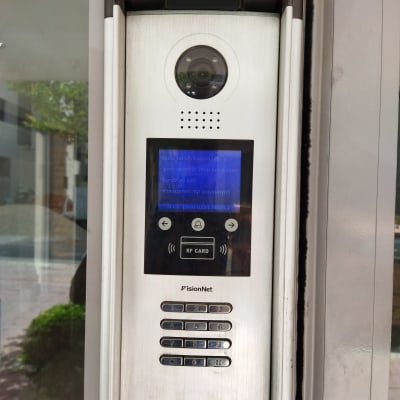 אינטרקום עם מצלמה, מסך ומקשים